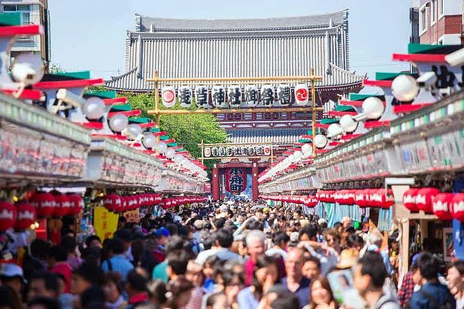 中国游客携女友游日本涉性侵，称“赶走虫子”当街袭胸樱花妹（组图） - 1