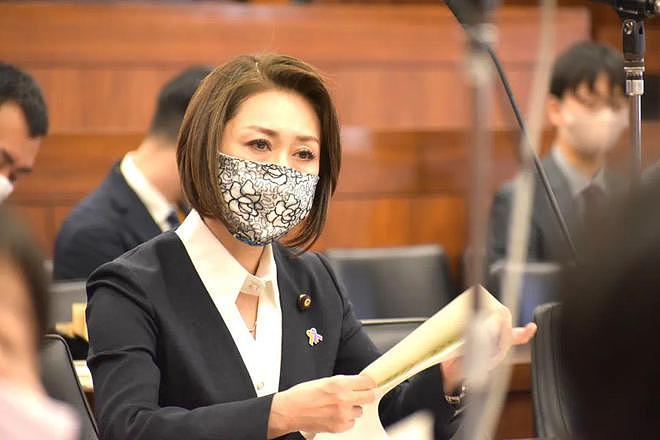 日本新内阁女大臣火了！遭遇车祸流产、骨折7次，老公小自己24岁的她是个狠人（组图） - 4