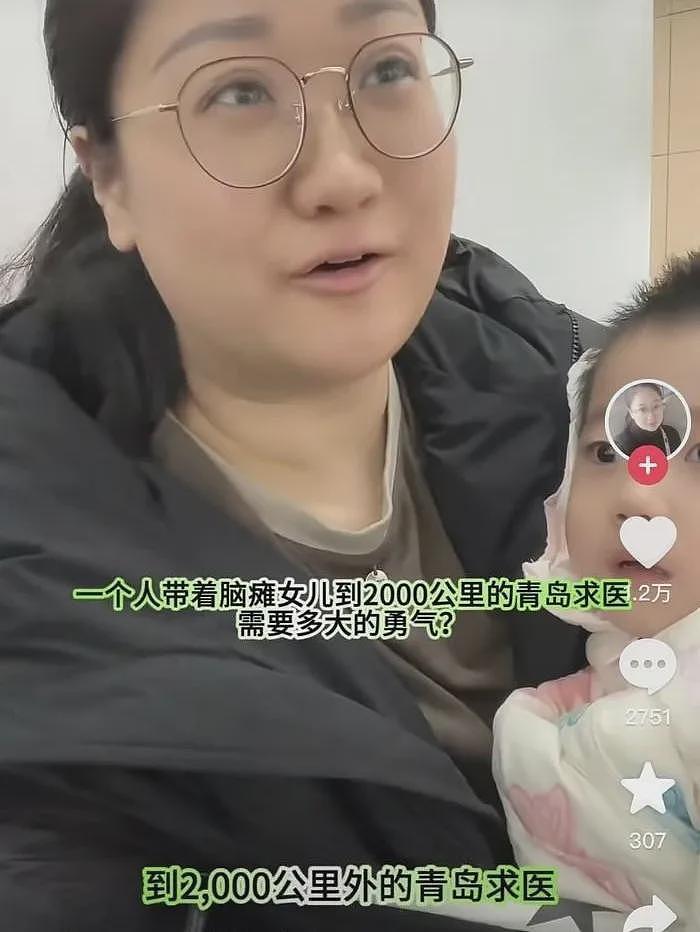 【情感】捐出大女儿眼角膜后，湖北妈妈带脑瘫小女儿卖花治病，山东网友出手了...（组图） - 17