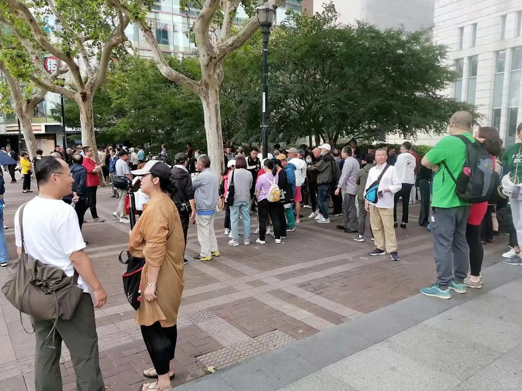 A股狂升！上海街边股市沙龙再现人堆！自沉股民亢奋等上万点（组图） - 6