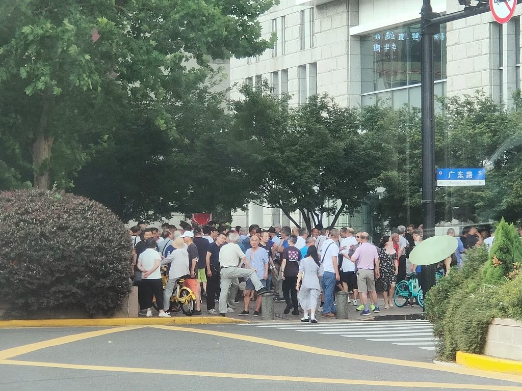 A股狂升！上海街边股市沙龙再现人堆！自沉股民亢奋等上万点（组图） - 5