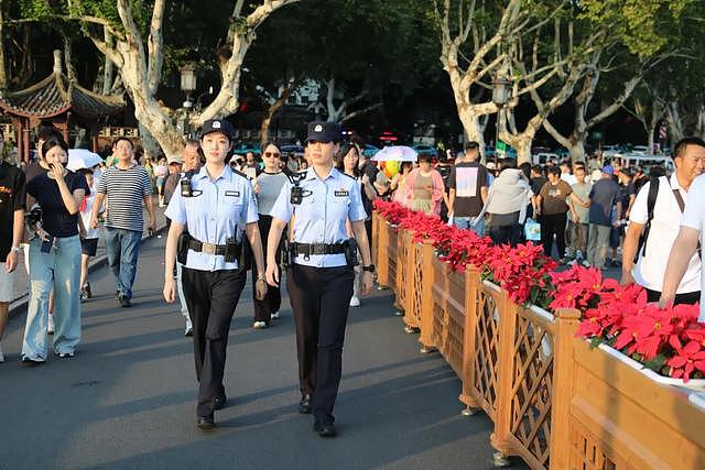 万万没想到，断桥边新来的00后女同事，竟是16年前走丢的那个孩子（组图） - 2