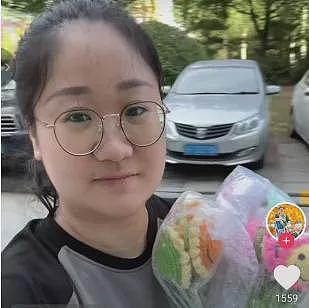 【情感】捐出大女儿眼角膜后，湖北妈妈带脑瘫小女儿卖花治病，山东网友出手了...（组图） - 1