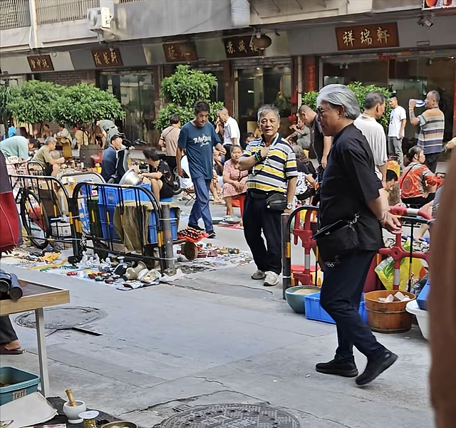 78岁霍震霆逛地摊市场！打扮朴素没保镖，网友曝其家族平淡日常低调（组图） - 3