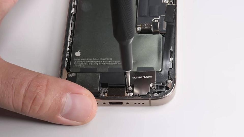 在被拆散的iPhone 16里，我发现了苹果藏在电池里的秘密（组图） - 17