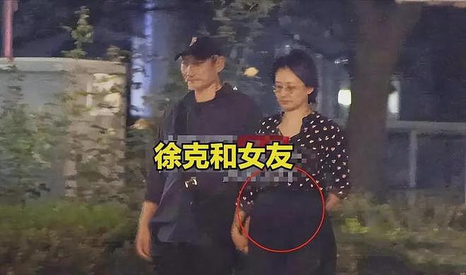 和小娇妻十指紧扣当街亲吻，徐克的“爷孙恋”甜煞众人！（组图） - 1