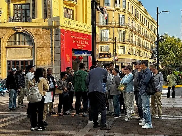 A股再现大跌！有人因炒股失败跳楼？上海马路股市沙龙热闹，阿姨爷叔手握“秘籍”直播（组图） - 5