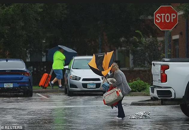 逼近！美国佛州空无一人的街道出现阴森景象，911濒临关闭，风暴潮高度足以吞没房子（组图） - 7