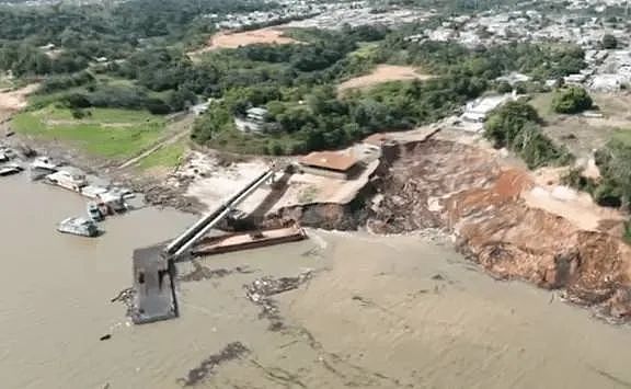 恐200人惨遭活埋！重要港口塌出巨大天坑，泥石瓦砾淹没公路民宅（组图） - 3