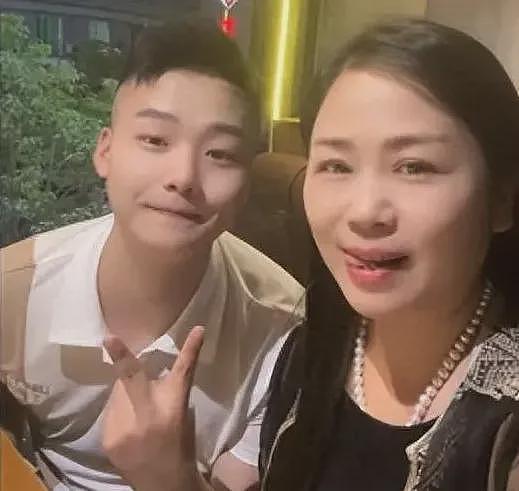 女房东与男租客结婚，相识6年相差20岁引热议，女主身价曝光！网友：少走了二十年弯路（组图） - 1