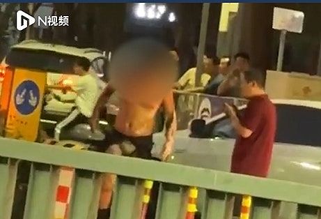 深圳男骑电动电单车突自燃遭火烧身！连续翻滚逃生惊险影片曝光（组图） - 4