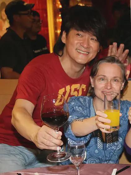 周华健与美国妻子被嘲“像母子”：结婚38年，一直被劝离…（组图） - 2