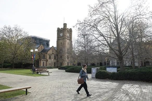 严重警告！澳洲大学排名集体滑铁卢；澳洲人呼吁取消刷卡附加费，银行一年多收40亿澳元（组图） - 4