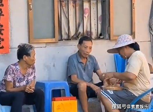 全红婵大伯母回家探亲，给奶奶洗头发，安慰爷爷奶奶的情绪（组图） - 10