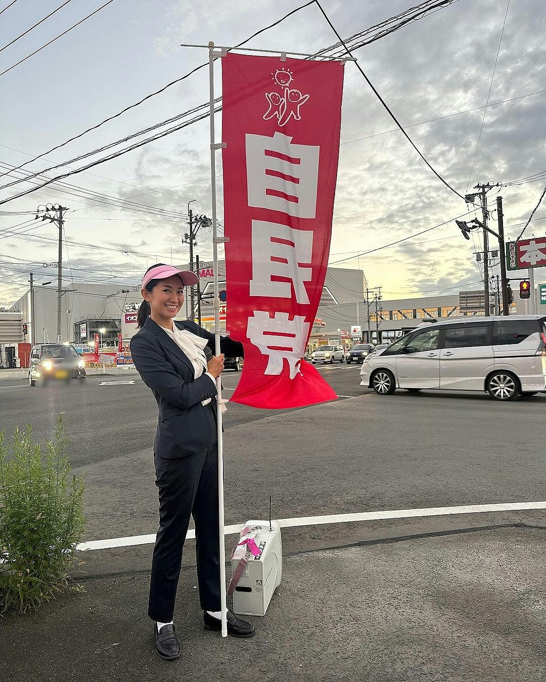 日本众议院选举：自民党打美女牌，派出前写真名模、赛车皇后出战（组图） - 2