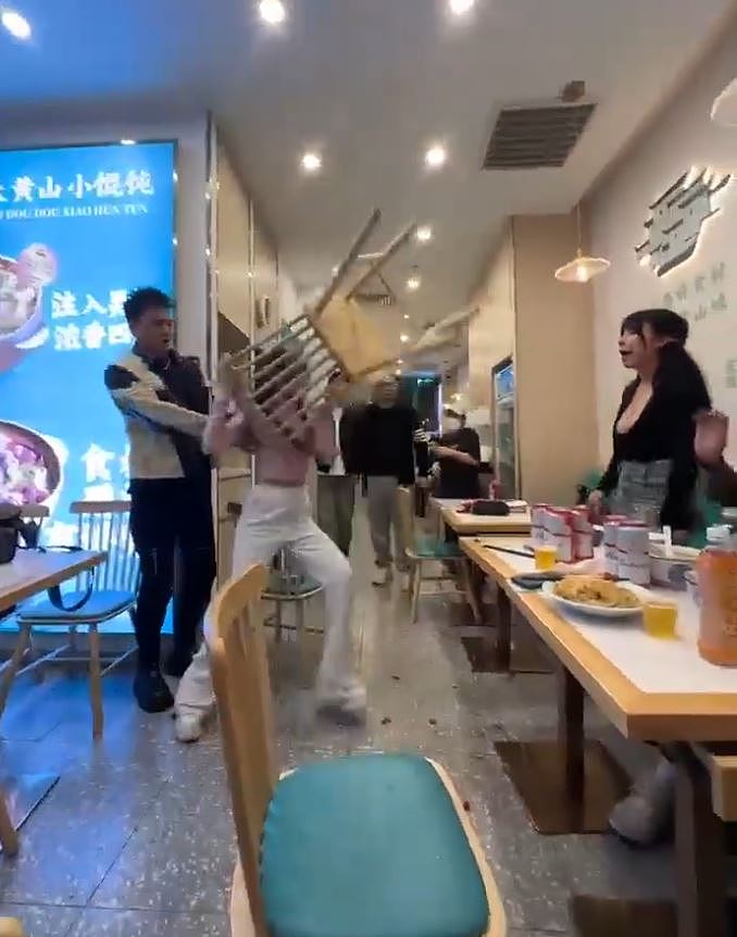 疯传！上海2女云吞店扯发举凳泼面！网民：真係好“胸悍”（视频/组图） - 9