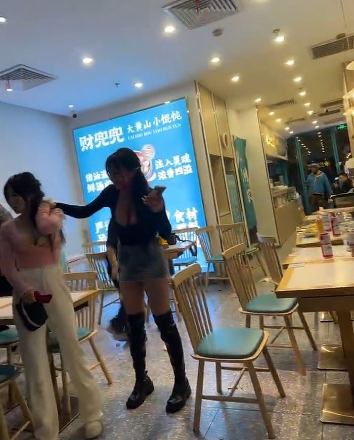 疯传！上海2女云吞店扯发举凳泼面！网民：真係好“胸悍”（视频/组图） - 8