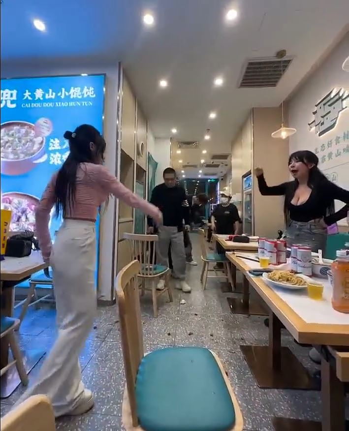 疯传！上海2女云吞店扯发举凳泼面！网民：真係好“胸悍”（视频/组图） - 10