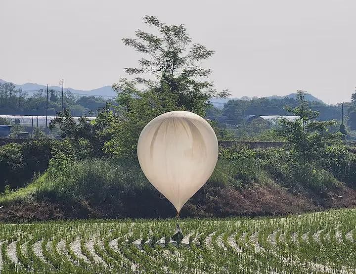 韩国无人机在平壤上空投放大量宣传单，朝鲜防空系统全程毫无反应（组图） - 6