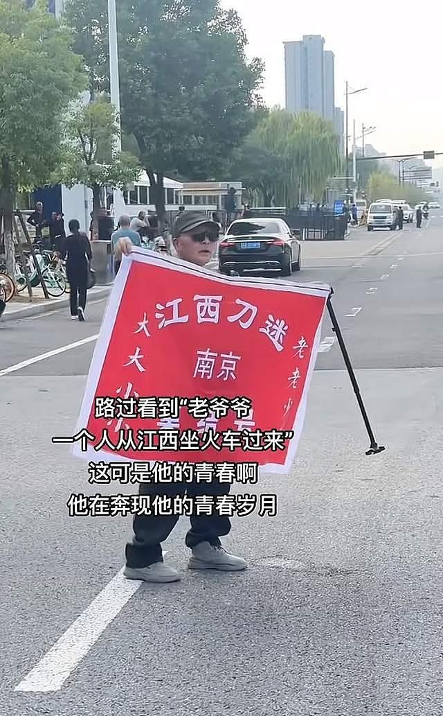 刀郎南京演唱会太火爆！全国刀迷举牌列队入场，网友：人未到，刀迷先行（组图） - 3