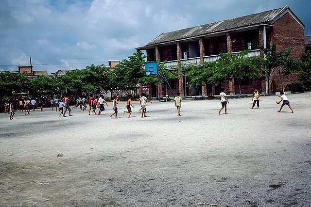 他当年与女学生结婚，因保二胎丢掉铁饭碗，没想到二胎长大赚千亿逆流而上（组图） - 10