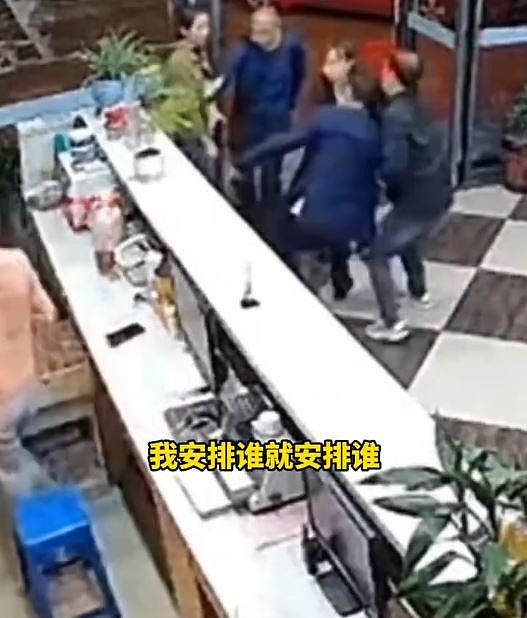 湖北文旅干部酒店闹事、辱骂职员，扫枱踢人画面曝！叫嚣：“在竹山我说了算！你们翻天了”（视频/组图） - 3