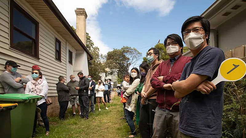 迟迟不降息，澳洲大批房主后悔买房，还贷难成最大心病！三大行统一预测，澳央行明年这个时候降息（组图） - 2