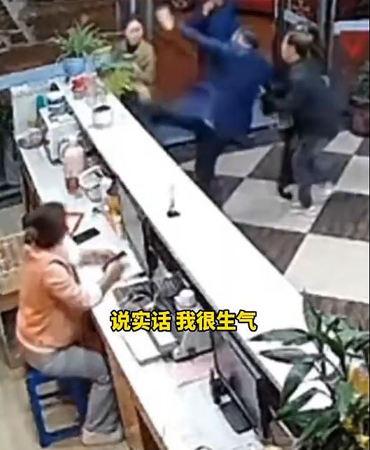 湖北文旅干部酒店闹事、辱骂职员，扫枱踢人画面曝！叫嚣：“在竹山我说了算！你们翻天了”（视频/组图） - 5