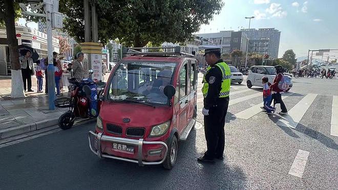 “老头乐”冲卡上高速逆行出事故致2死，责任如何划分（视频/组图） - 1