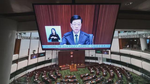 香港施政报告2024：承诺公屋轮候缩短至四年半及“简朴房”取代㓥房，16万人才携亲抵港（组图） - 1