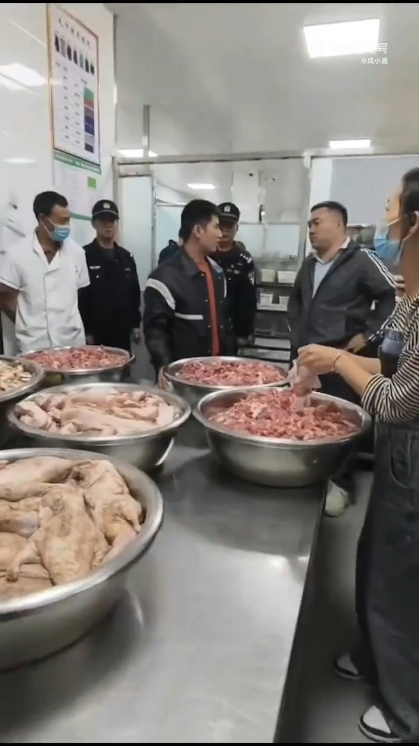 学生称饭菜难食常腹泻，家长硬闯学校食堂揭存大量臭肉（组图） - 5