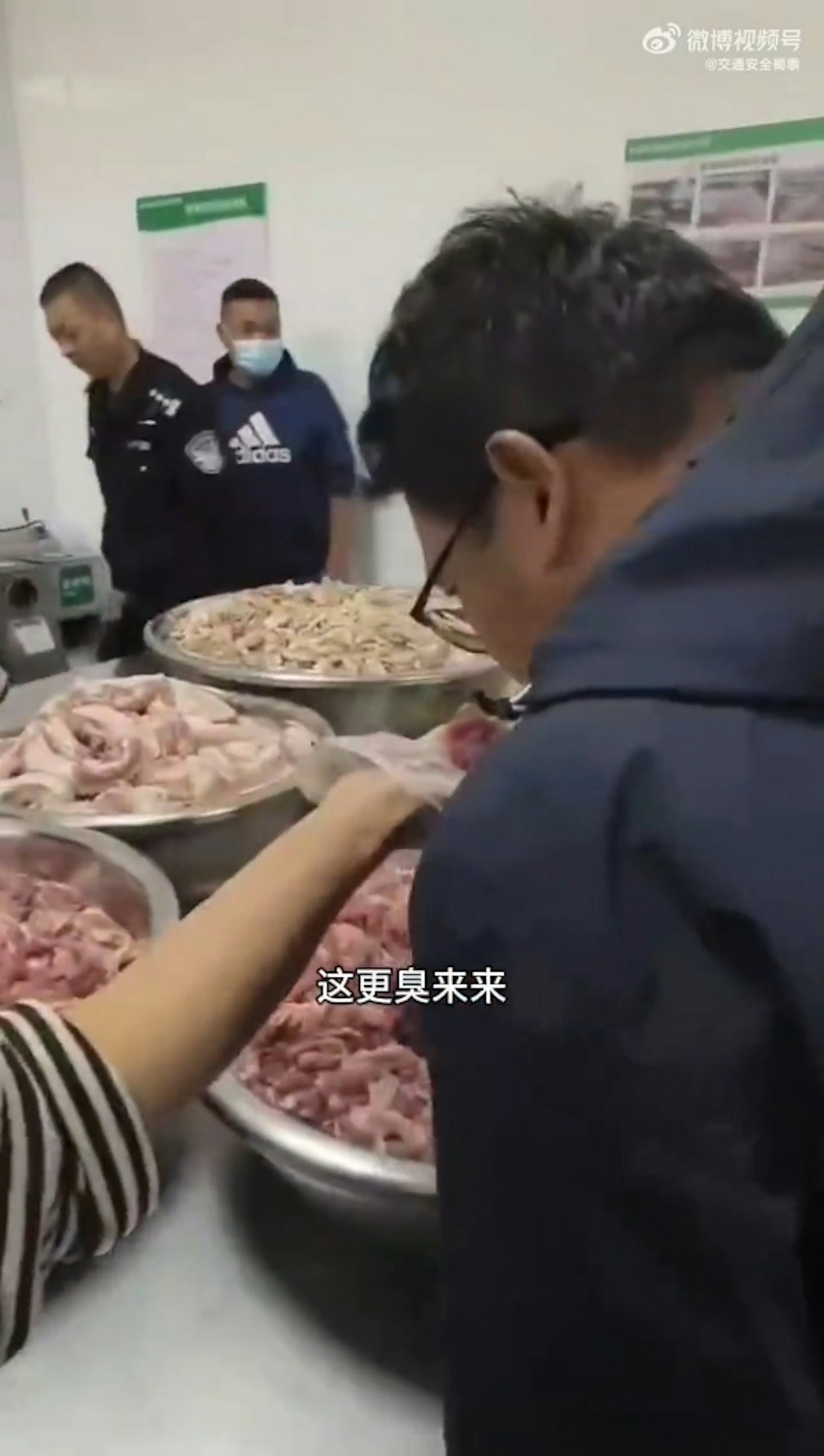 学生称饭菜难食常腹泻，家长硬闯学校食堂揭存大量臭肉（组图） - 3