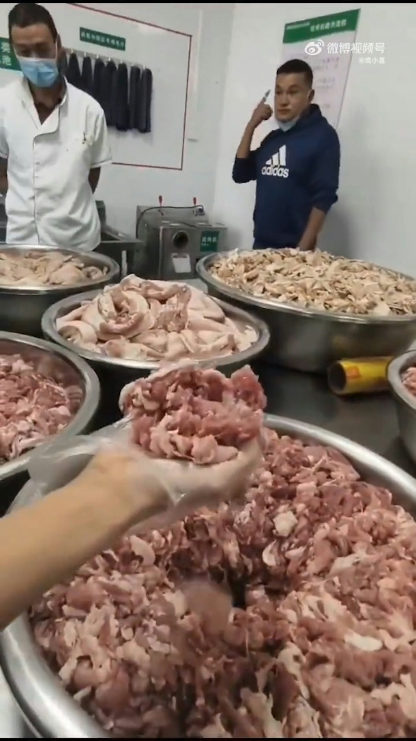 学生称饭菜难食常腹泻，家长硬闯学校食堂揭存大量臭肉（组图） - 2