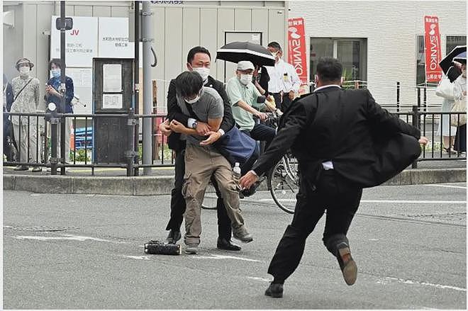 日本首相官邸遭袭击！49岁男子引火焚车狂扔火瓶，日网友却同情犯人…（组图） - 12