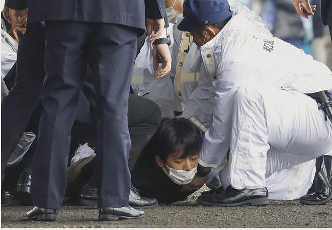 日本首相官邸遭袭击！49岁男子引火焚车狂扔火瓶，日网友却同情犯人…（组图） - 13