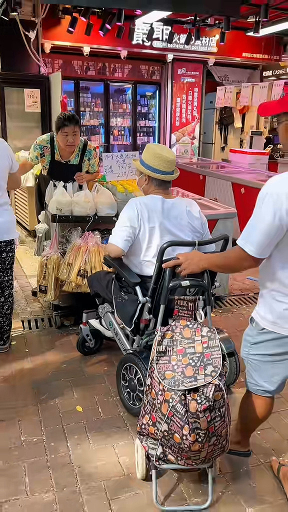 72岁洪金宝现身澳洲状态极好，食相遭公开网民留意，一举动反老还童（组图） - 43