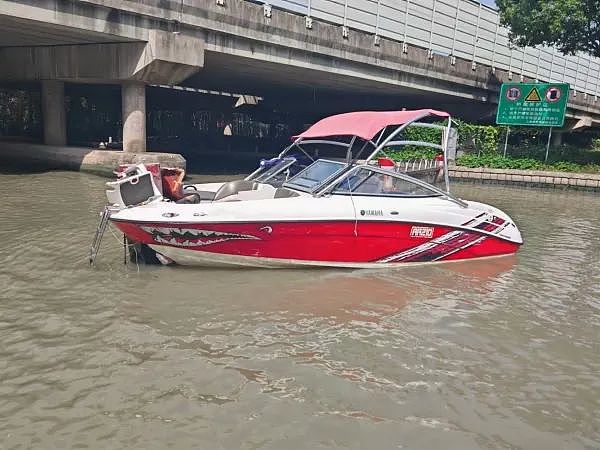 一游艇在上海河道内兜风突发事故，6人受伤，船头损坏严重！警方一查：离大谱......（组图） - 1