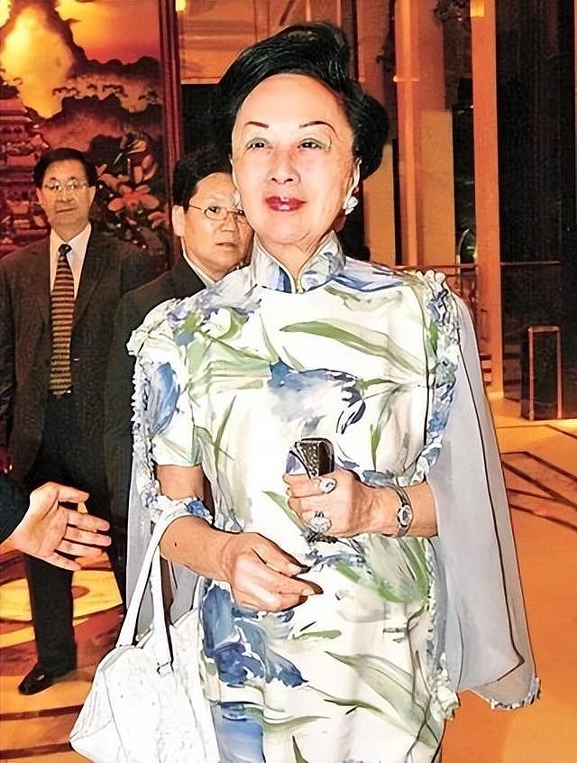 名媛陆雁群去世：爱穿旗袍戴帝王绿，名下有300间商铺345套公寓（组图） - 19