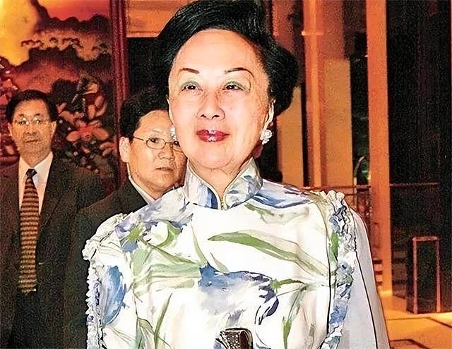 名媛陆雁群去世：爱穿旗袍戴帝王绿，名下有300间商铺345套公寓（组图） - 17