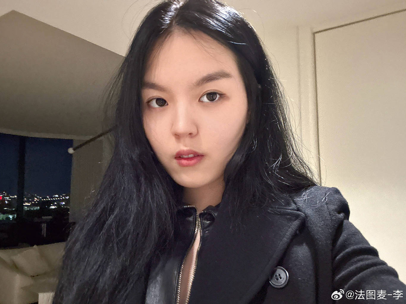 李咏22岁女儿晒近照，皮衣黑丝造型又美又酷，与妈妈哈文定居美国（组图） - 6