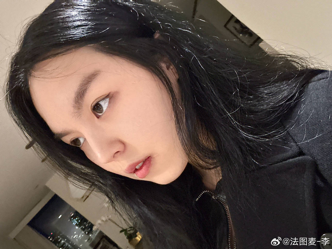 李咏22岁女儿晒近照，皮衣黑丝造型又美又酷，与妈妈哈文定居美国（组图） - 5