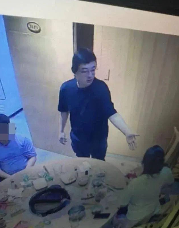 震惊华人圈！中餐火锅店内，华男对同胞连开7枪，他鲜血直流倒地死亡，如黑帮电影（组图） - 2