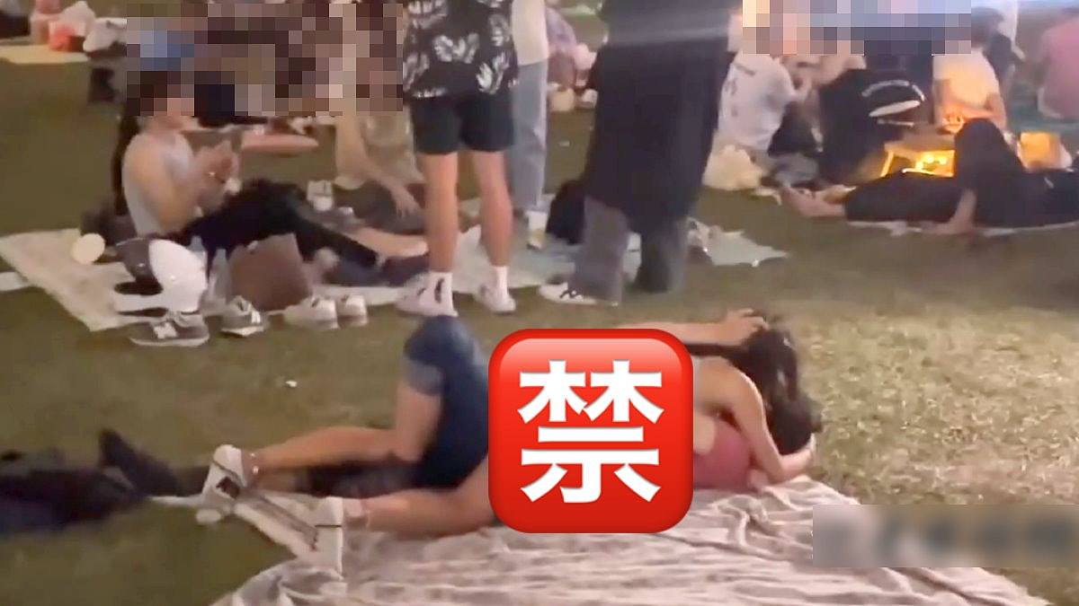 台音乐节活春宫！男子与短裙女草地交缠半小时影片疯传，任人打卡（组图） - 1