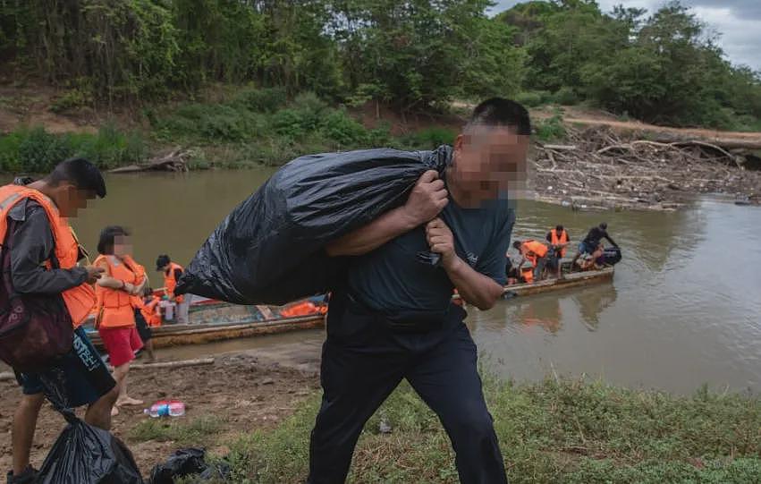 华人圈震动！美国包机遣返大批中国移民！特朗普表态：移民得热爱美国才能进来（组图） - 6