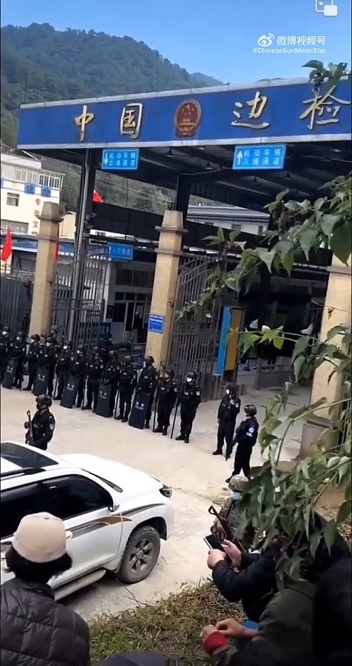 缅甸民众聚集中缅边境口岸，中国军队及武警严阵以待（视频/组图） - 4