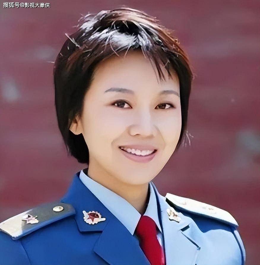 “风情女人”闫妮：离婚后三次“吃嫩草”，当了17年的单亲妈妈（组图） - 7