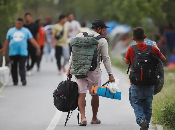 华人圈震动！美国包机遣返大批中国移民！特朗普表态：移民得热爱美国才能进来（组图） - 5