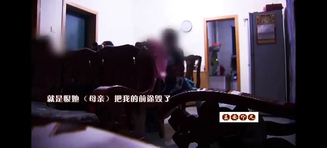 女硕士8年被辞31次成“神经病”，母亲10套房产不愿资助：是重男轻女还是自私自利？（组图） - 1