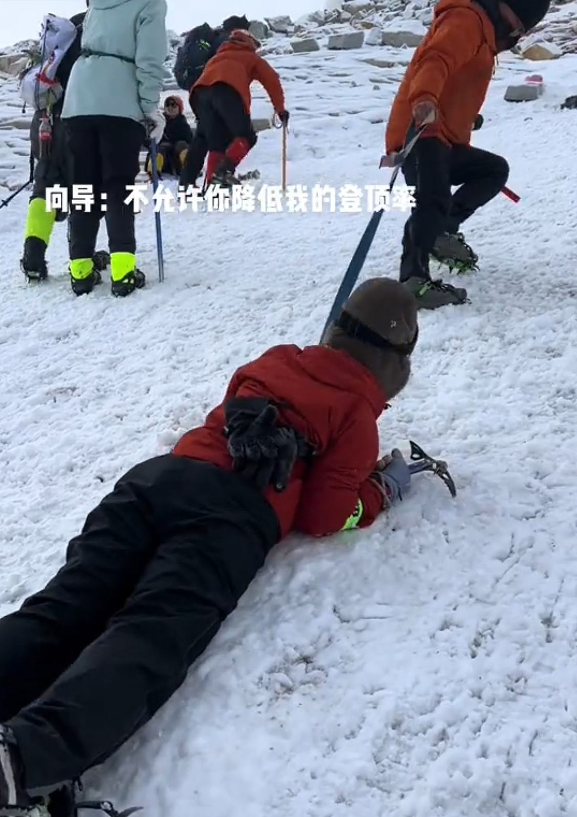 中产高级运动突然被年轻人挤爆，一个个像“流放宁古塔在雪地里爬”（组图） - 25