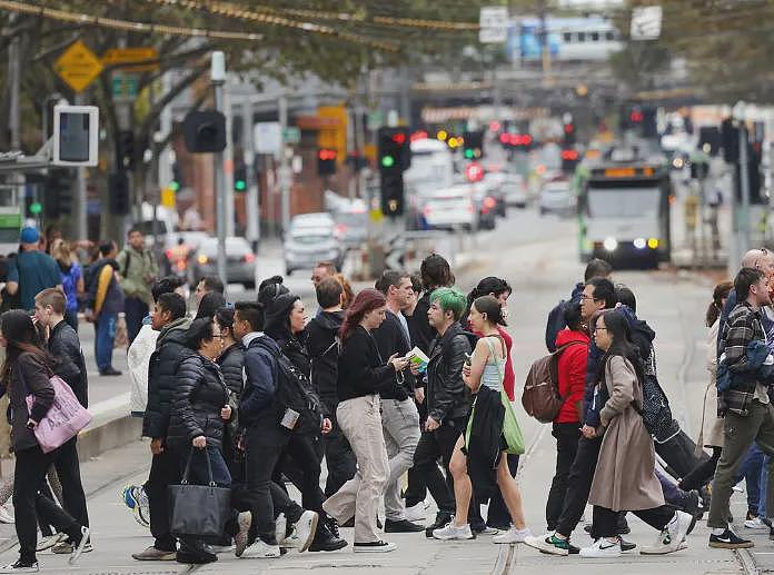 维州官宣：放宽在你家后院造新房；墨尔本12岁男孩捡回性命；华人药剂师被闯入的流浪汉捅死；澳洲2岁女孩被路人袭击面部（组图） - 7